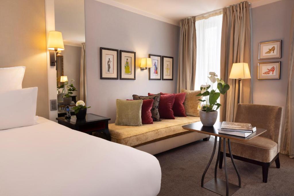 巴黎维拉玛当酒店 的酒店客房,配有床和沙发