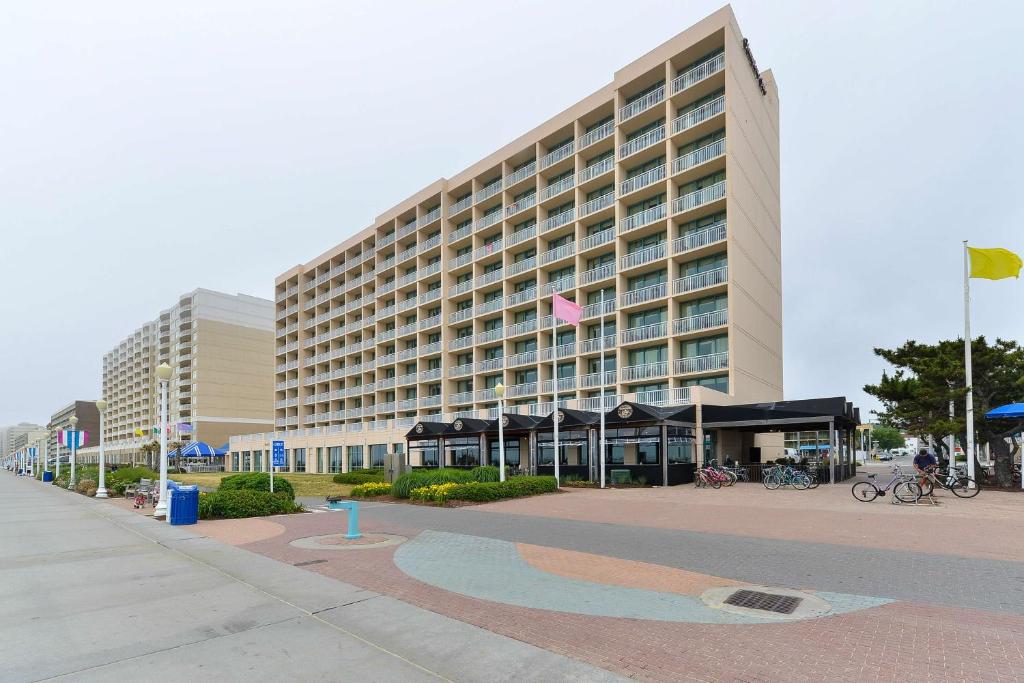 弗吉尼亚海滩弗吉尼亚海滩南海滨汉普顿酒店的一座大型酒店建筑,前面有一条街道