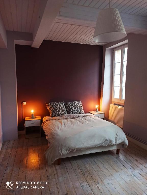 维伦纽夫德洛姆Maison entière au Centre de Villeneuve d'Olmes的一间卧室配有一张大床,桌子上放着两盏灯