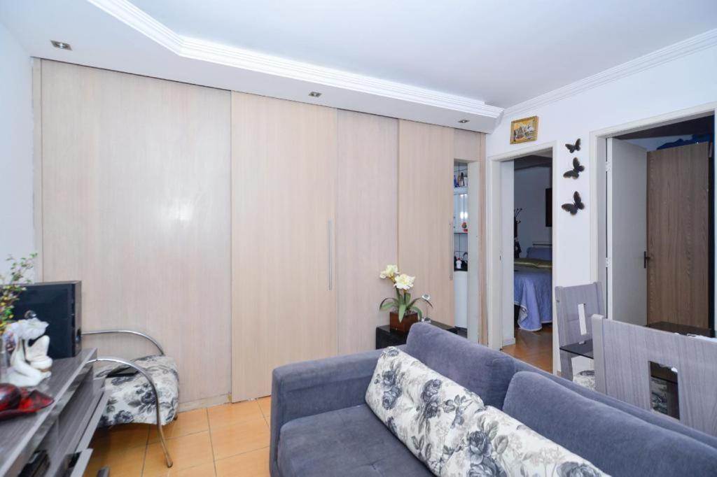 贝洛奥里藏特Exotic Home Brazil的客厅配有蓝色的沙发和电视