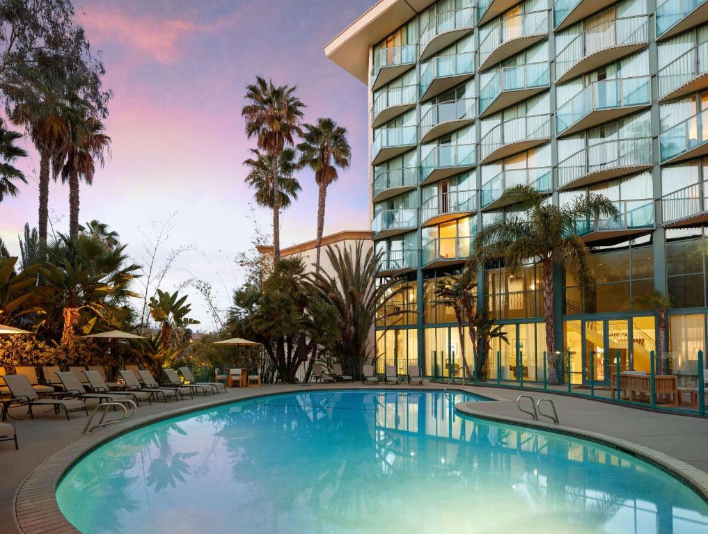圣地亚哥圣地亚哥圆环希尔顿逸林酒店的大楼前设有大型游泳池的酒店