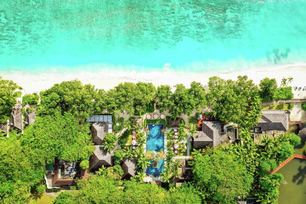 锡卢埃特岛塞舌尔拉布里兹希尔顿度假及Spa酒店的享有树木和水景的度假胜地的空中景致