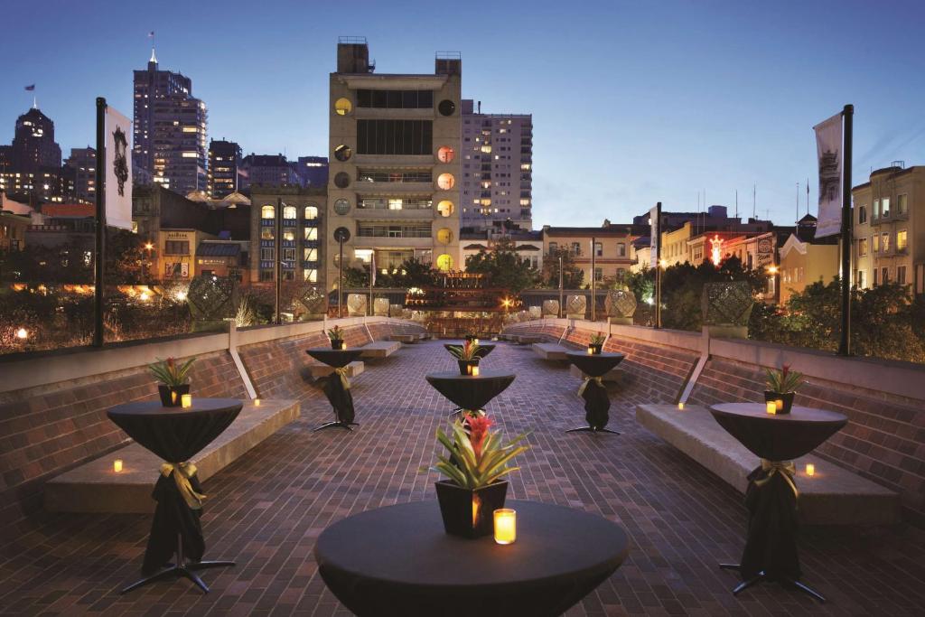 旧金山希尔顿旧金山金融区酒店的一群人站在屋顶上,灯光照亮