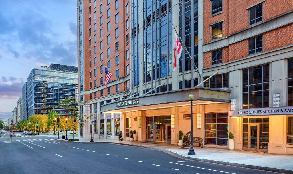 华盛顿Embassy Suites by Hilton Washington DC Convention Center的一条城市街道,上面有旗帜