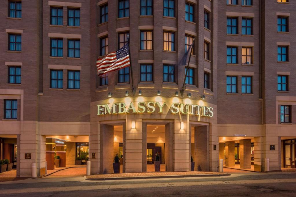 亚历山德里亚Embassy Suites by Hilton Alexandria Old Town的前面有美国国旗的建筑