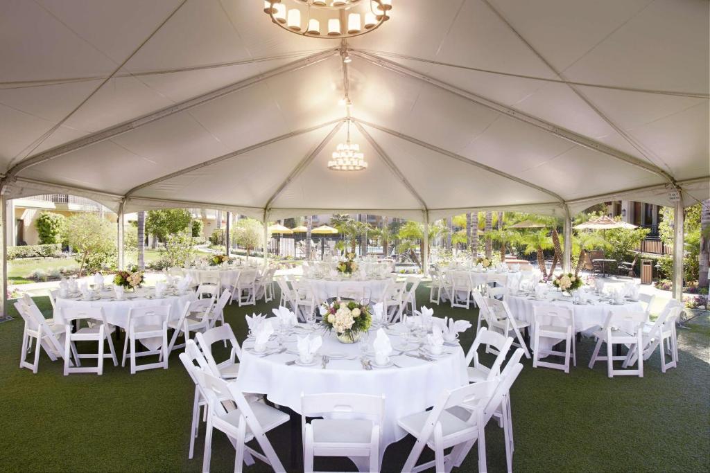 安大略希尔顿安大略机场逸林酒店的配有白色桌椅和吊灯的帐篷