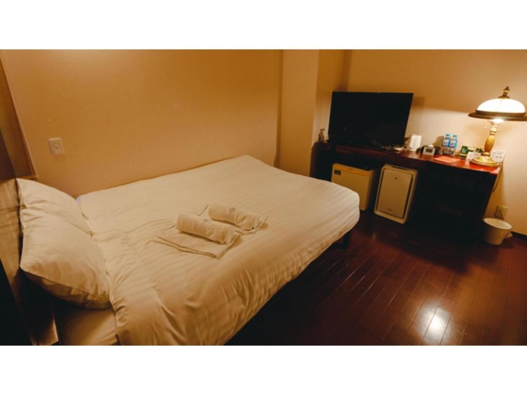 姶良市VAN CORTLANDT HOTEL - Vacation STAY 17475v的酒店客房,配有带两条毛巾的床