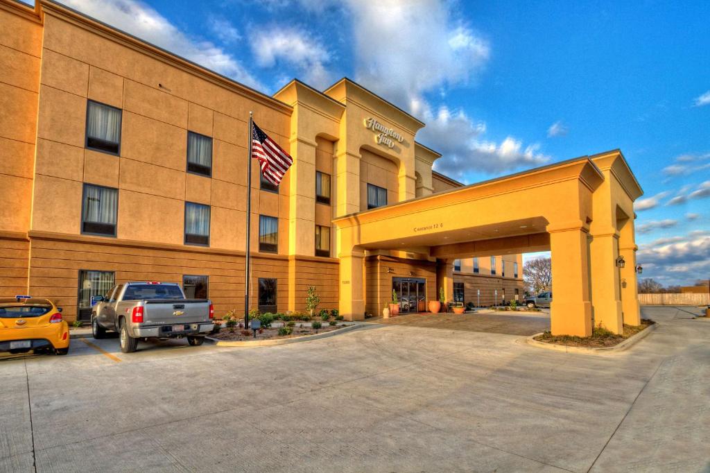 克拉克斯代尔Hampton Inn Clarksdale, Ms的一辆停在前面的卡车的酒店