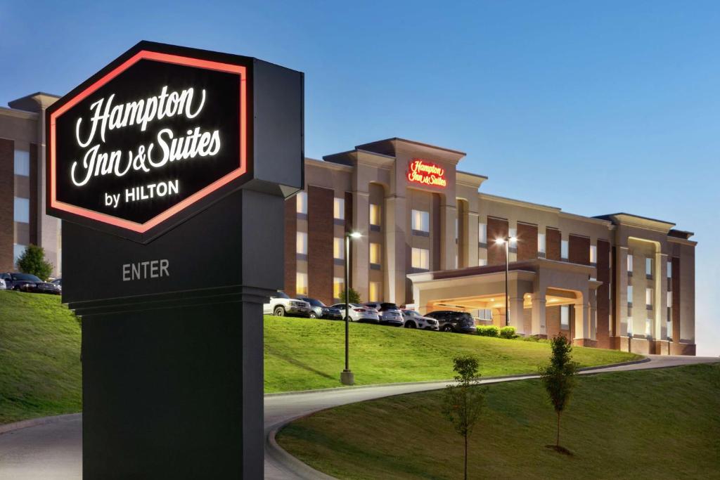 帕克斯堡汉普顿帕克市中心酒店（Hampton Inn and Suites Parkersburg Downtown）的汉普顿旅馆和套房的标志