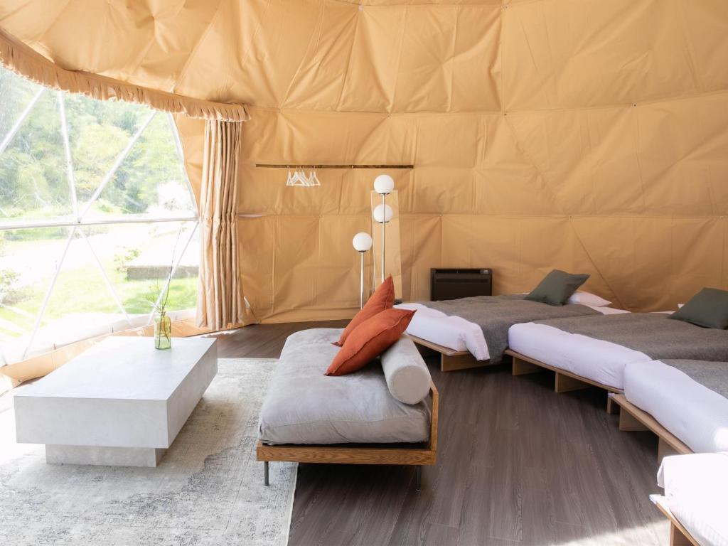 NomaBAMBOO RESORT MIHAMA TSUNAGI - Vacation STAY 43081v的带帐篷的客房内的两张床