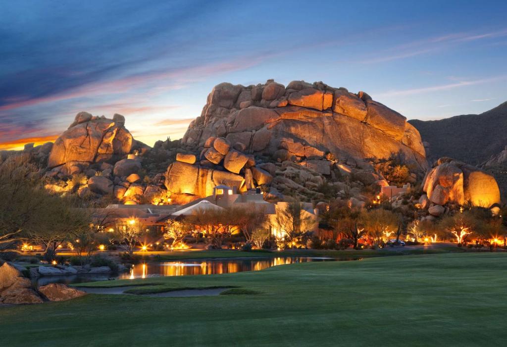 斯科茨Boulders Resort & Spa Scottsdale, Curio Collection by Hilton的享有高尔夫球场的夜间岩石景致