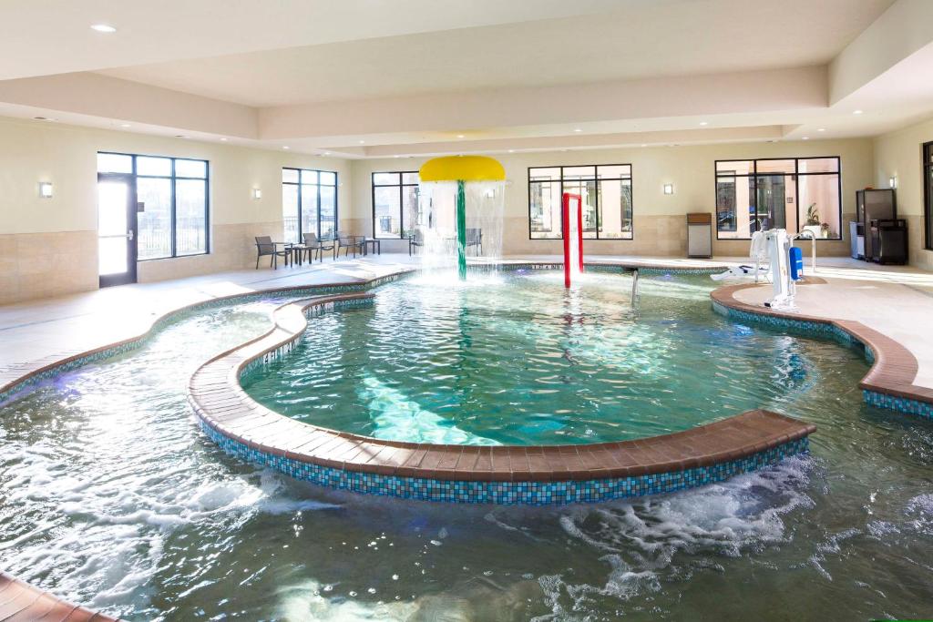 朗维尤朗维尤希尔顿花园酒店 的一座建筑物内的游泳池