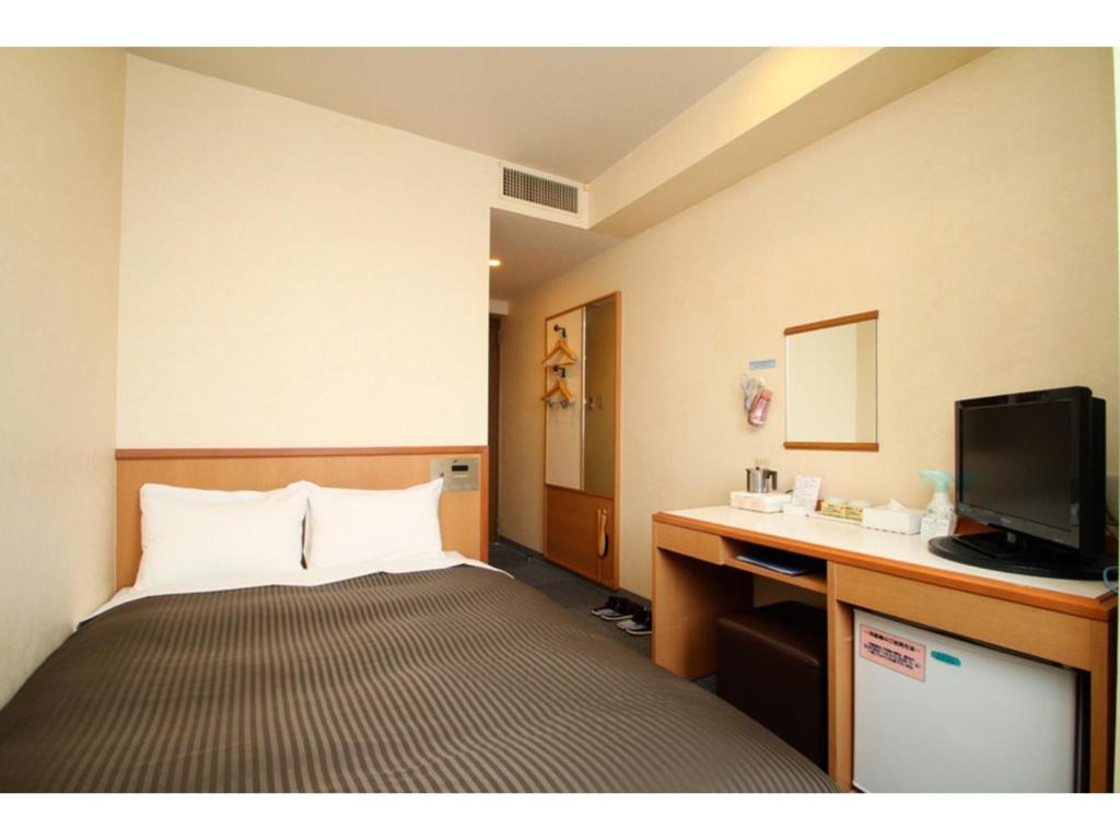 IrifunechōHotel Axia Inn Kushiro - Vacation STAY 67211v的酒店客房,配有床和电视