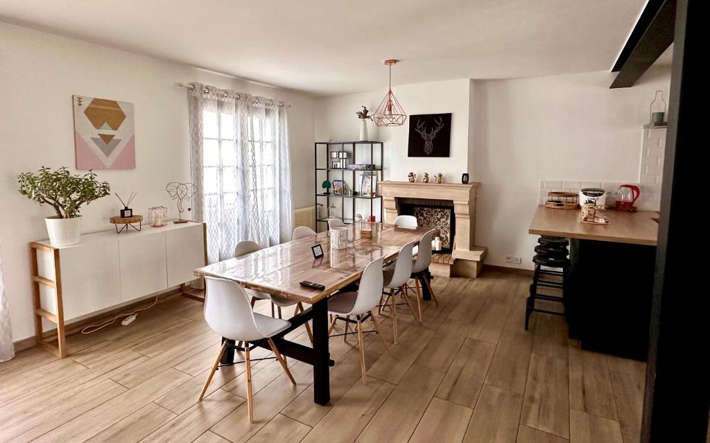 Chennevières-sur-MarneFamily Oasis with 3 bedrooms near Paris的一间带桌椅的用餐室