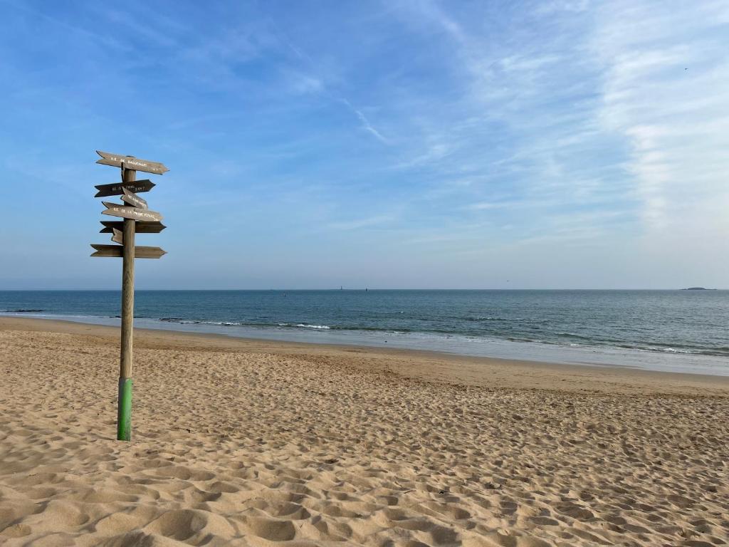 波尔尼谢Villa en bord de mer的海滩上的木标