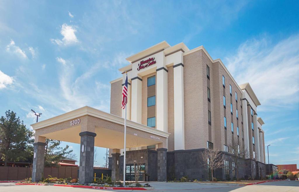 ColleyvilleHampton Inn & Suites Colleyville DFW Airport West的前面有美国国旗的酒店