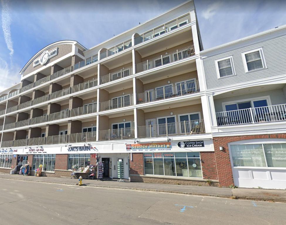 汉普顿Hampton Beach OCEAN FRONT Condo at the Surf的街道边的大建筑