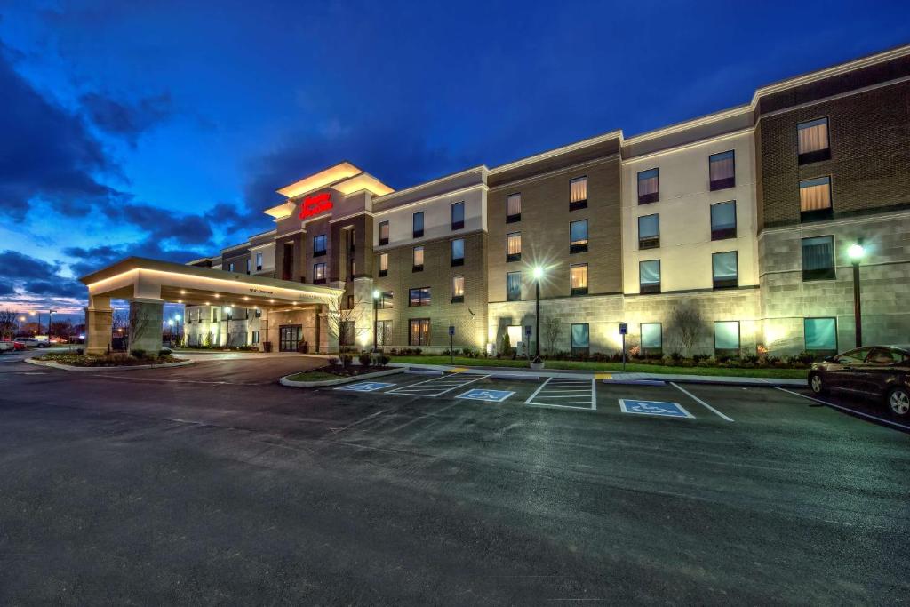 亨德森维尔Hampton Inn & Suites By Hilton Nashville Hendersonville Tn的酒店前面的一个空停车位