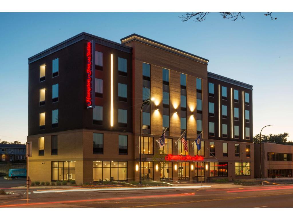 明尼阿波利斯明尼苏达州明尼阿波利斯大学区旅馆及套房汉普顿酒店的一面有红色标志的建筑物