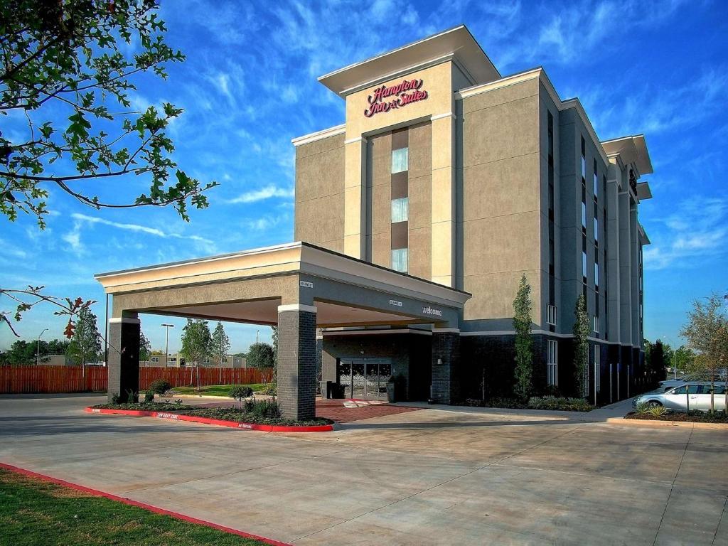 摩尔Hampton Inn & Suites-Moore的酒店大楼前面设有停车场