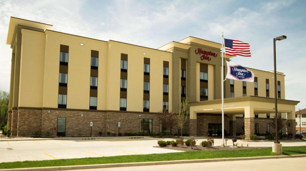 迪凯特Hampton Inn Decatur, Mt. Zion, IL的享有酒店外景,设有美国国旗
