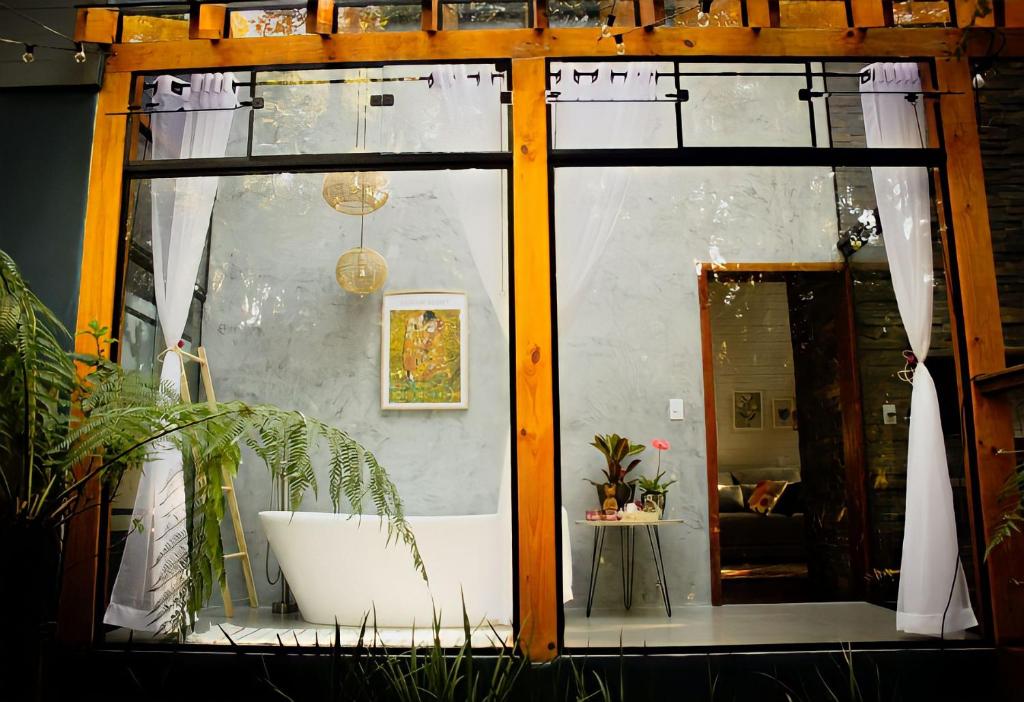 圣弗朗西斯科-迪保拉Cabana Gato do Mato的客房内的窗户配有浴缸