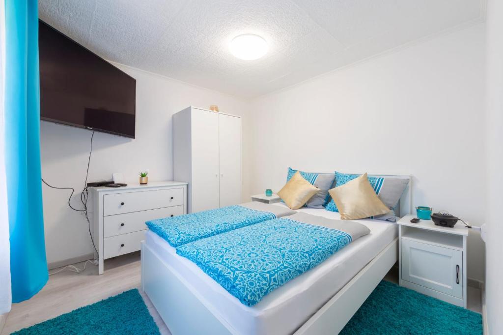 布达佩斯Barbarosa Sweet Dream 1的卧室配有一张大白色的蓝色床单