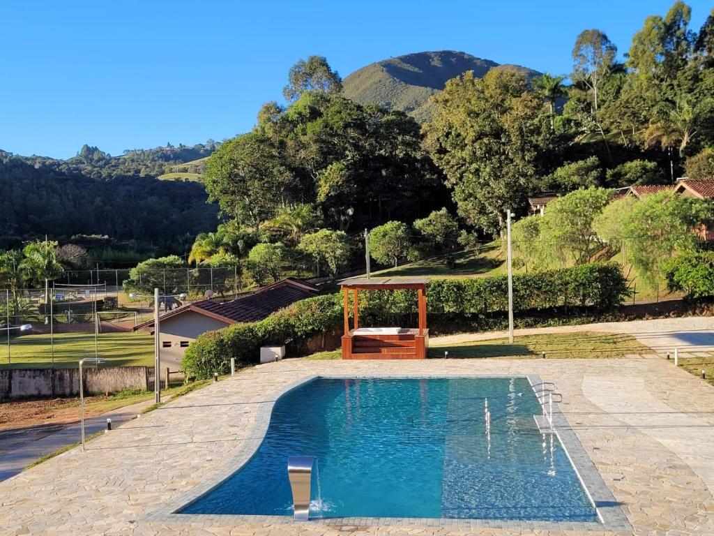 阿瓜斯迪林多亚Pousada Thermas das Montanhas的庭院内带凉亭的游泳池