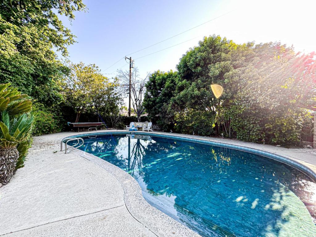伯班克Charming 1 BR Poolside Retreat - Lou2-Bur的庭院里的一个蓝色海水游泳池