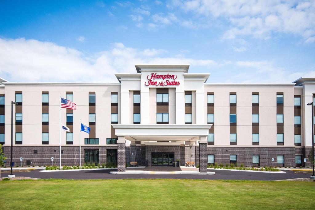 威斯康星戴尔Hampton Inn and Suites at Wisconsin Dells Lake Delton的一座白色的大建筑,上面有标志