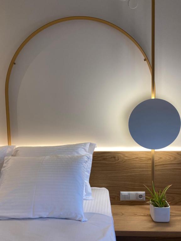 阿斯特里斯OliVISTA - Live in Nature的一间卧室配有一张白色床和蓝色灯