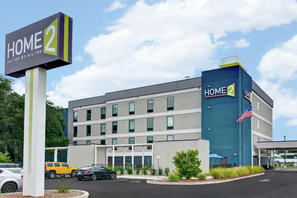 彭萨科拉Home2 Suites Pensacola I-10 At North Davis Hwy的前面有家庭标志的办公楼