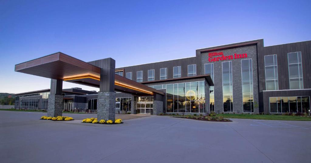 沃索Hilton Garden Inn Wausau, WI的前面有标志的大建筑