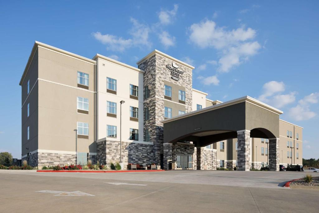 托皮卡Homewood Suites By Hilton Topeka的停车场酒店大楼的 ⁇ 染