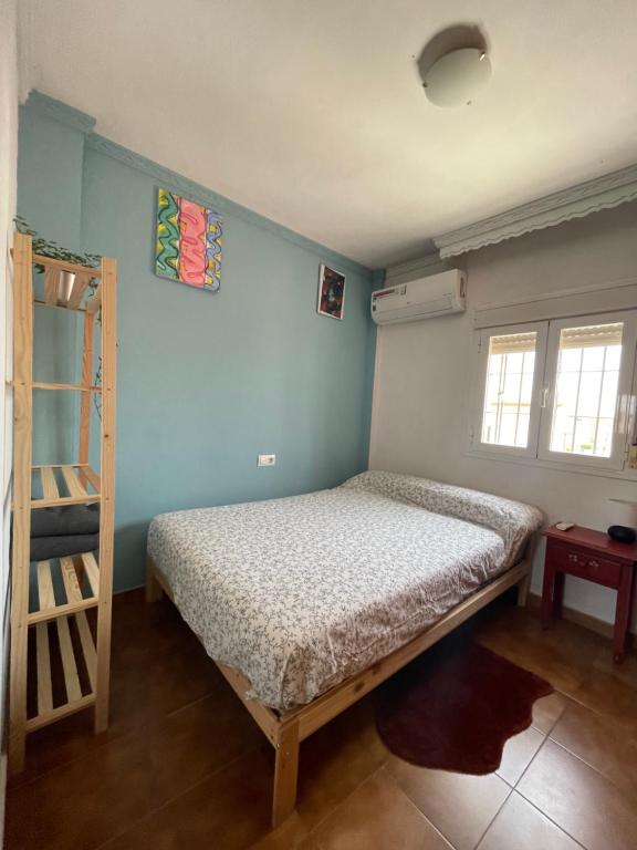巴尔巴特Apart Centro-Playa Terraza的小卧室设有一张床和梯子