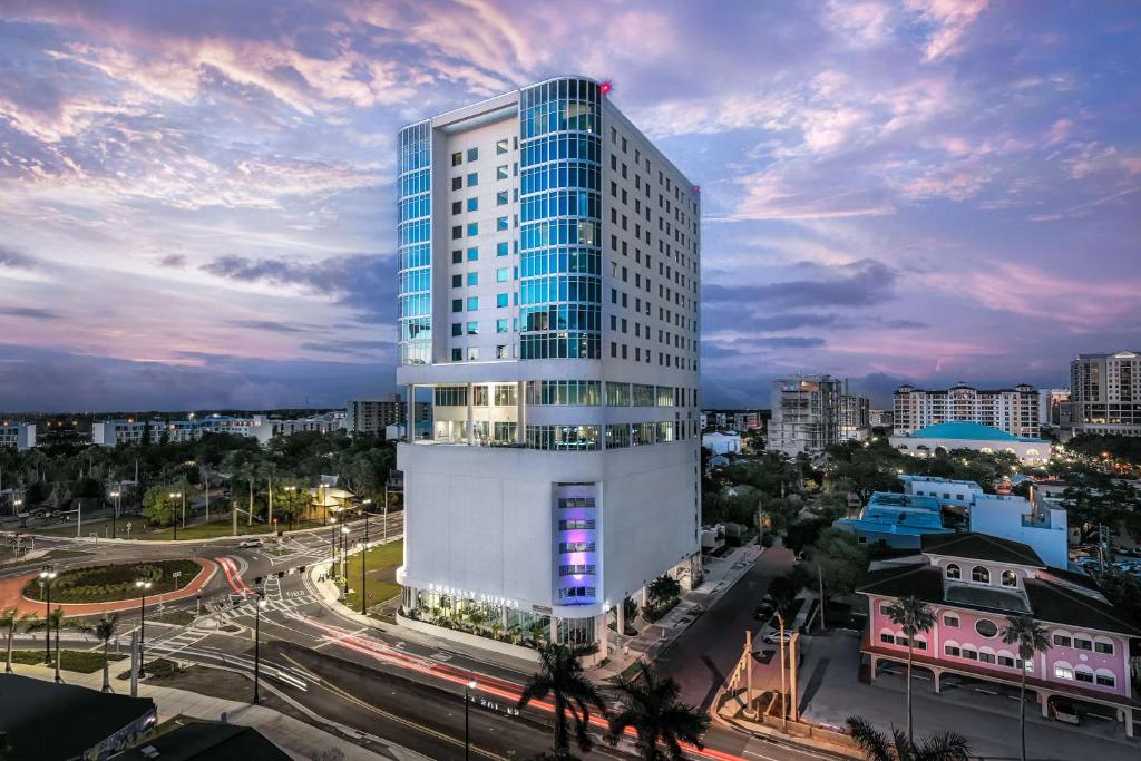 萨拉索塔Embassy Suites By Hilton Sarasota的街道上一座高大的城市建筑