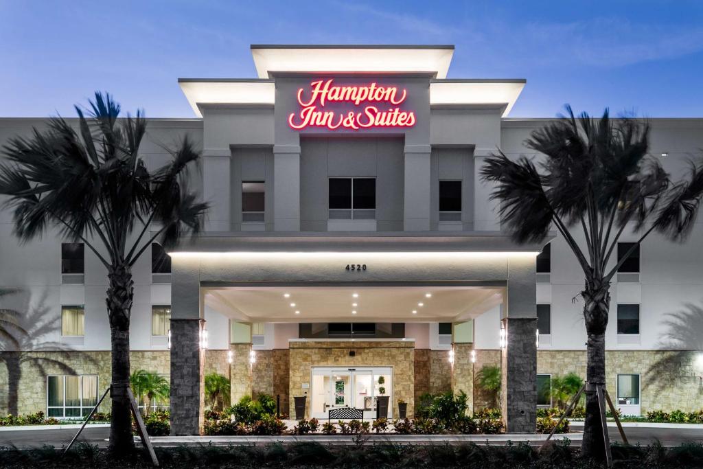 墨尔本西墨尔本棕榈湾路汉普顿套房酒店 的带有阅读汉普顿旅馆和套房的标志的酒店