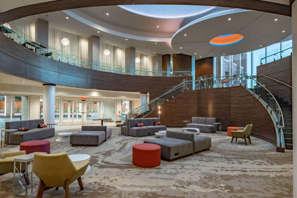 赫斯特Hilton Garden Inn Dallas At Hurst Conference Center的大堂设有带沙发和椅子的楼梯