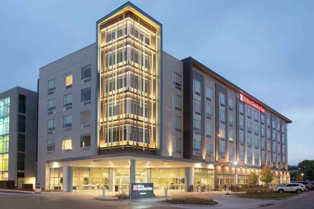 奥马哈Hilton Garden Inn Omaha Aksarben Village的建筑的外墙被照明