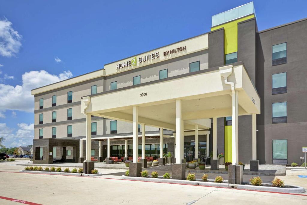 德克萨斯城Home2 Suites By Hilton Texas City Houston的酒店大楼前方的 ⁇ 染