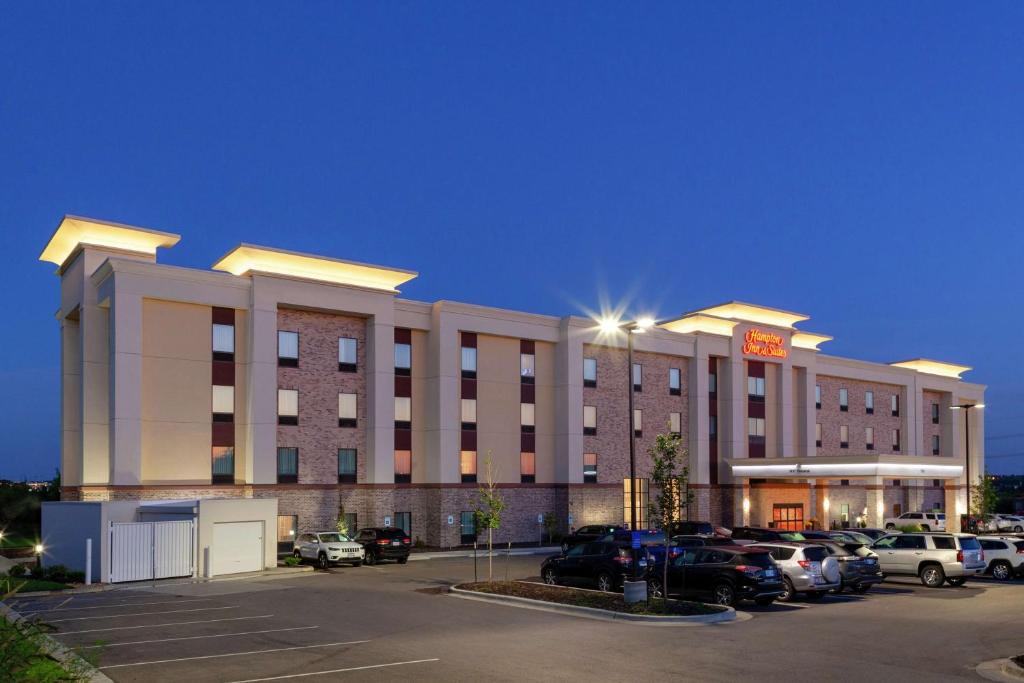 StanleyHampton Inn & Suites Overland Park South的停车场内有车辆的旅馆