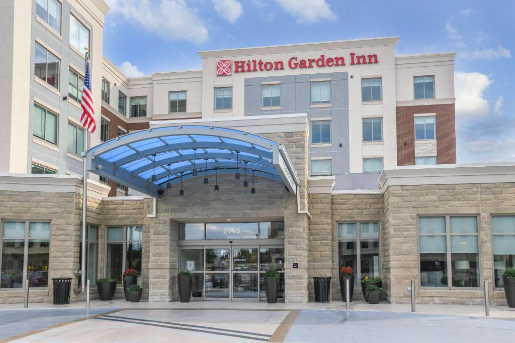 辛辛那提Hilton Garden Inn Cincinnati Midtown的 ⁇ 染了elgin花园旅馆入口处的画面