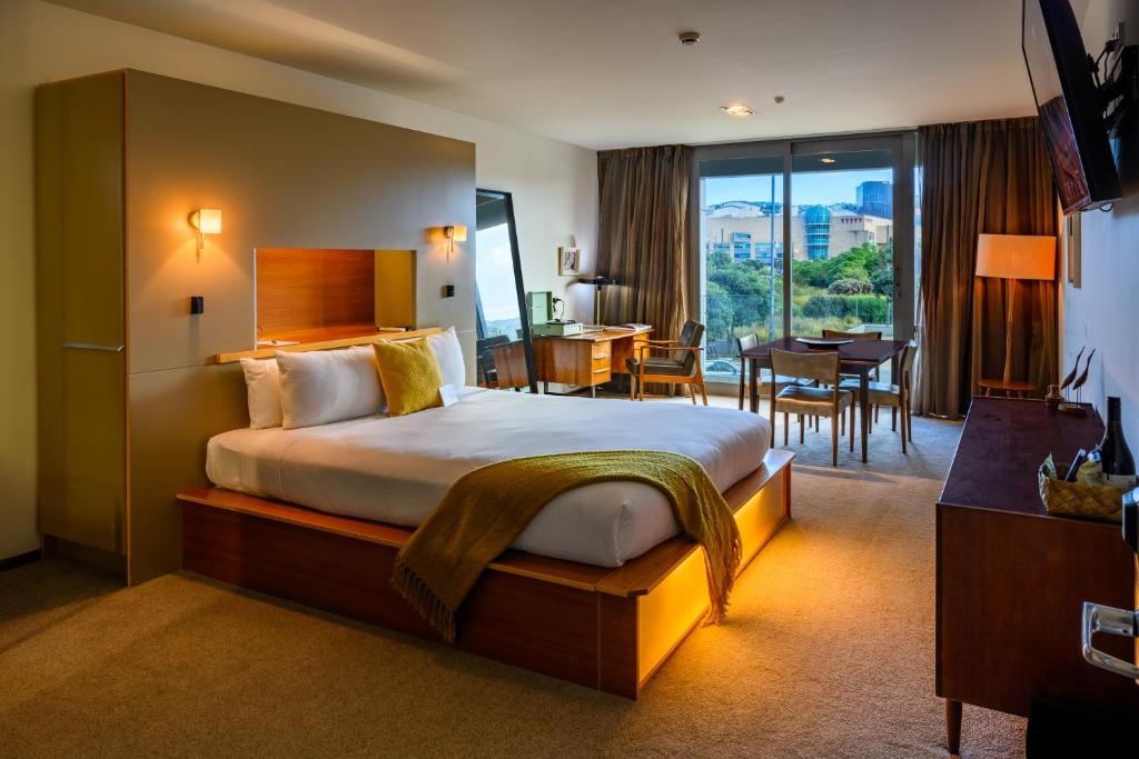 惠灵顿Ohtel Wellington的酒店客房 - 带一张床和用餐室