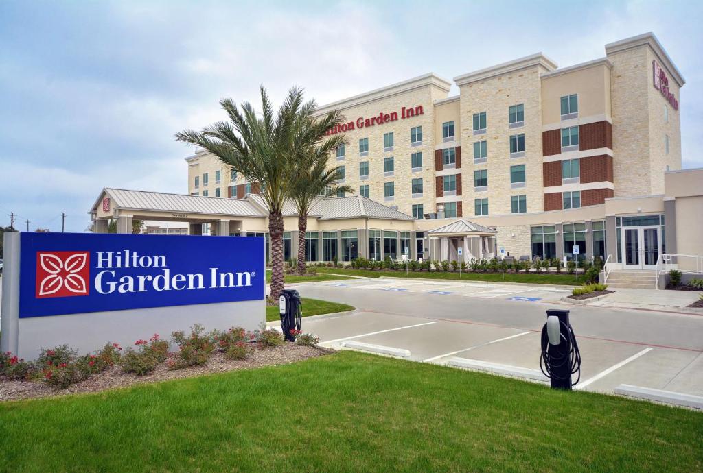 休斯顿Hilton Garden Inn Houston Hobby Airport的建筑前有标志的酒店