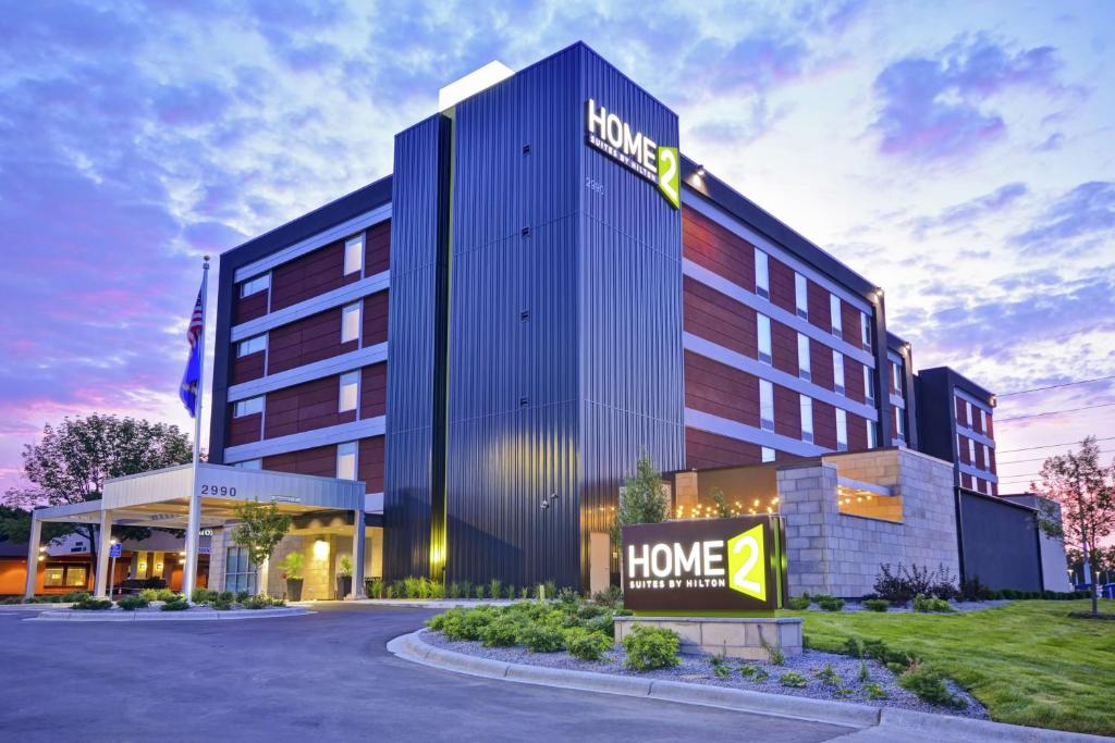 普利茅斯Home2 Suites By Hilton Plymouth Minneapolis的 ⁇ 染一家旅馆