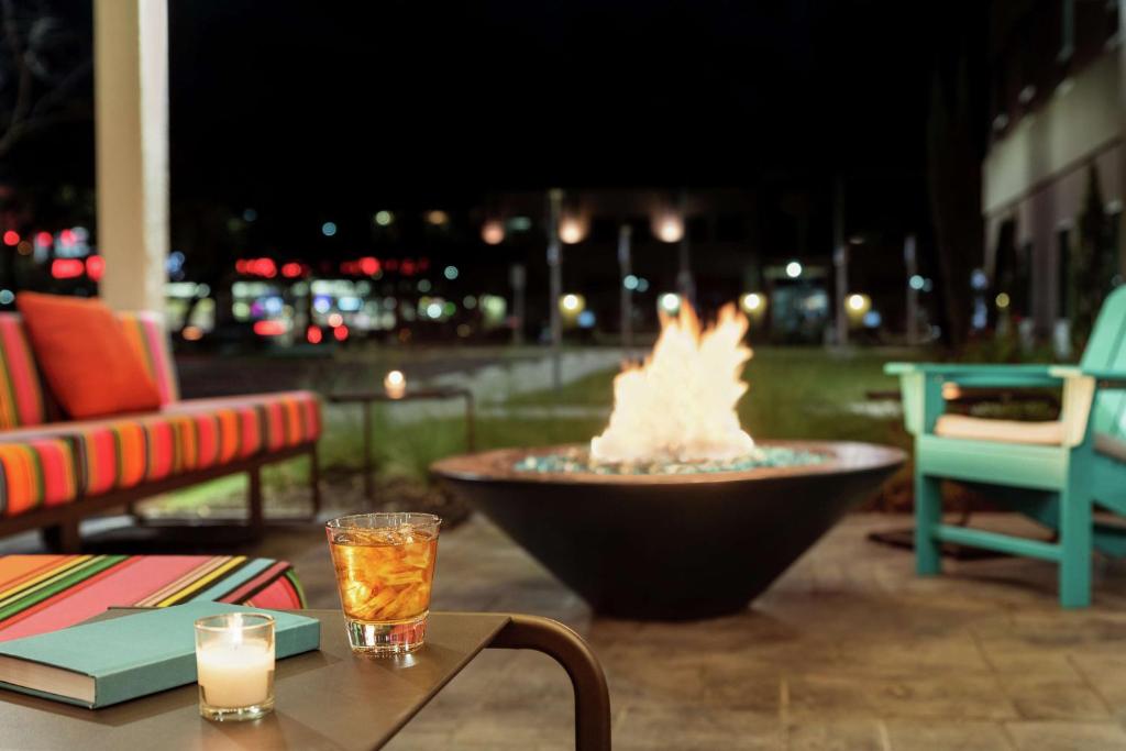 圣安东尼奥Home2 Suites By Hilton San Antonio North Stone Oak的坐在带桌子的庭院上的火坑