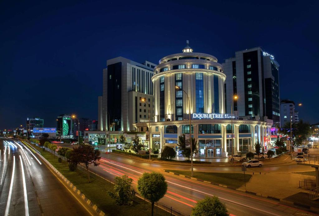 加济安泰普DoubleTree By Hilton Gaziantep的夜间有楼房和交通的城市