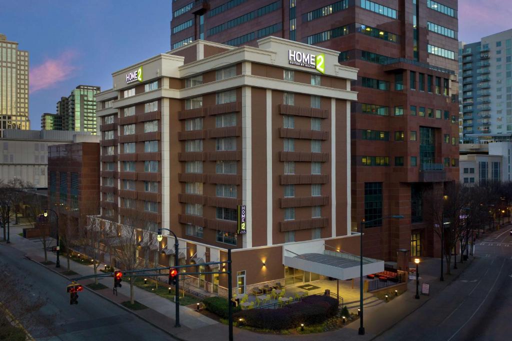 亚特兰大Home2 Suites by Hilton Atlanta Midtown的一座酒店大楼,上面有标志