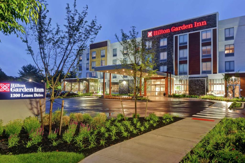 劳伦斯维尔Hilton Garden Inn Princeton Lawrenceville的酒店花园外的 ⁇ 染