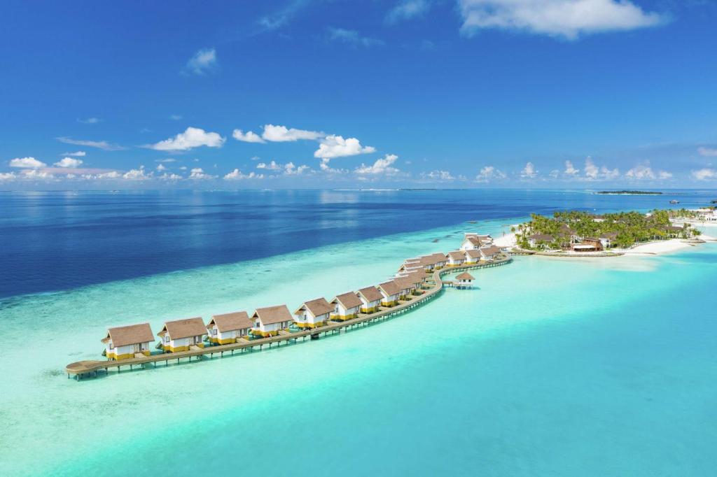 南马累环礁SAii Lagoon Maldives, Curio Collection By Hilton的海洋度假胜地的空中景观